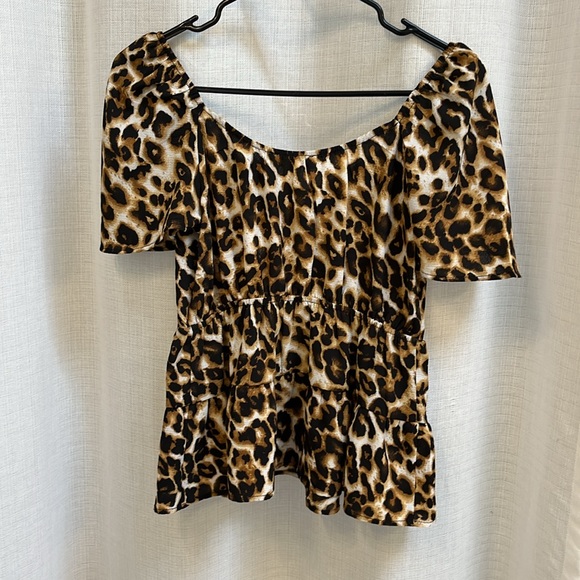 Small off the shoulder cheetah print tiered top with big sleeves - Picture 2 of 4